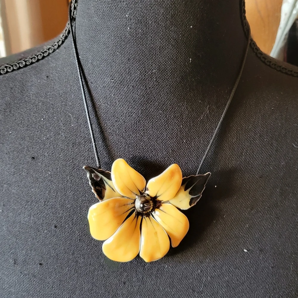 Yellow and Black Flower Pendant‎